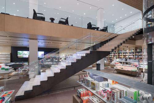 the store has also been split across two levels / Iwan Baan