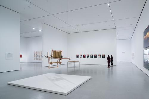 An installation view of David Geffen Wing gallery 207 / Iwan Baan