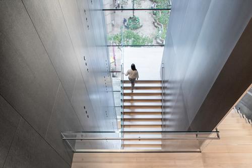 The blade stair marks the threshold to the new expansion of the museum / Brett Beyer