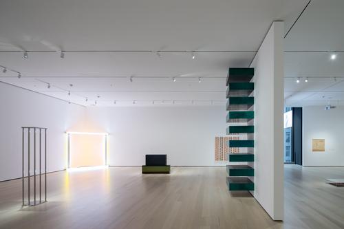 An installation view of David Geffen Wing gallery 413 / Iwan Baan