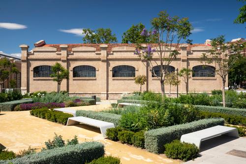A former agricultural building has been renovated to serve as the offices for the park / Richard Bloom