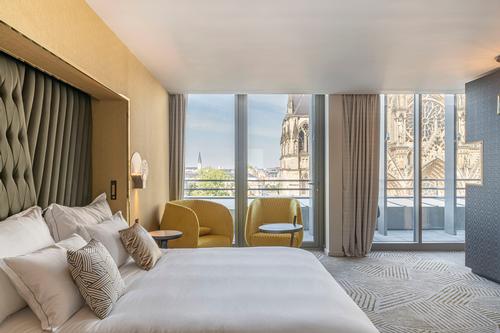 Some of the bedrooms provide views out to the cathedral / Naiim de la Lisière