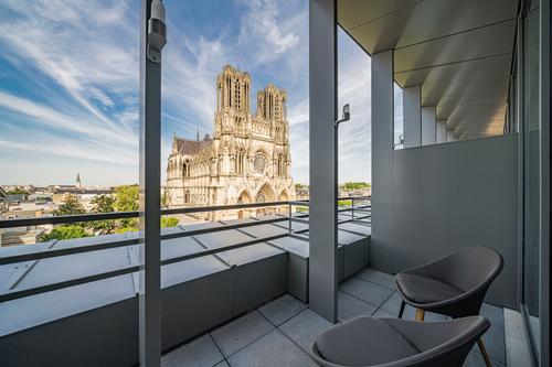 The hotel is located opposite the UNESCO World Heritage site Notre-Dame de Reims Cathedral / Naiim de la Lisière