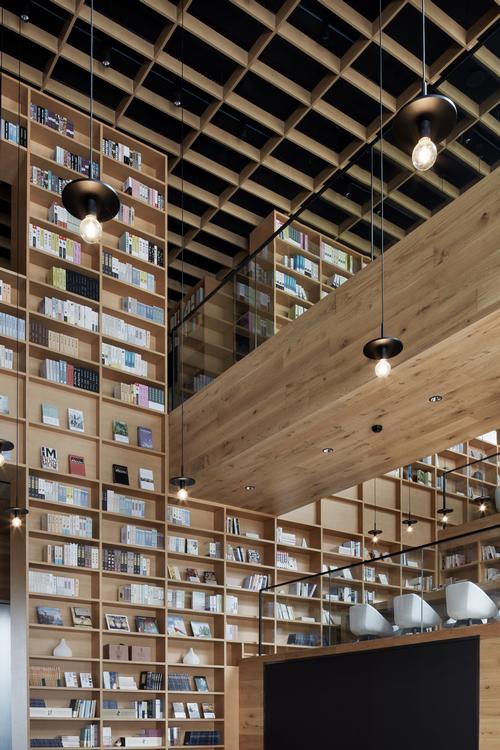 The bookshelf pattern is carried through to the ceiling in the space / Xiangyu Sun