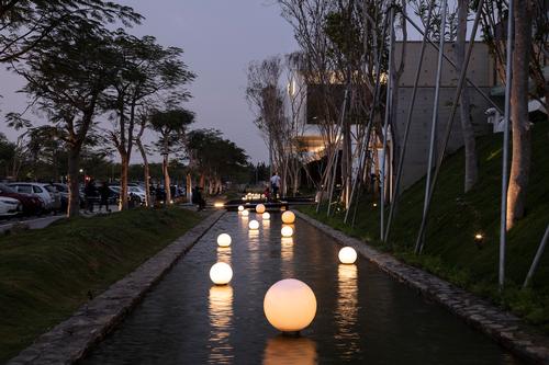 Ball lamps float on the surface of an exterior pool / Moooten Studio / Qimin Wu