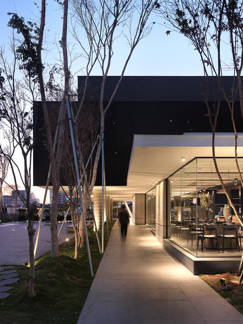 Lighting is used to highlight the restaurant from outside / Moooten Studio / Qimin Wu