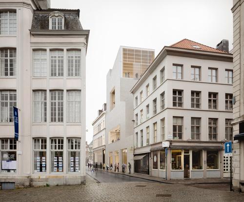 The extension is designed to fit into the existing streetscape / TRANS, Carmody Groarke en RE-ST