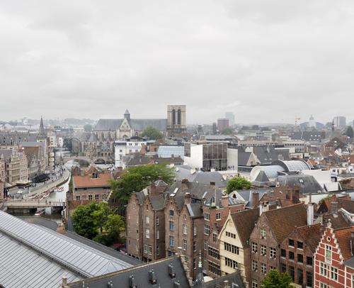 A slightly wedged roof volume will stand out among the sloping roofs of the surrounding area / TRANS, Carmody Groarke en RE-ST