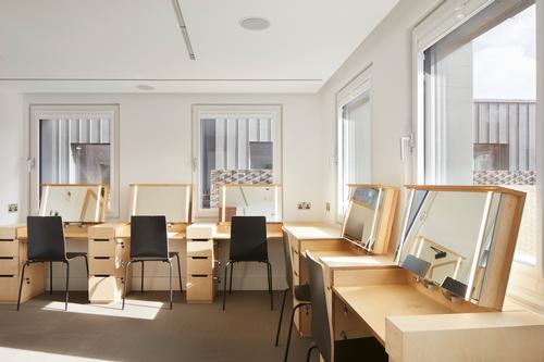 Large windows allow plenty of natural light into the dressing rooms / SODA Studio