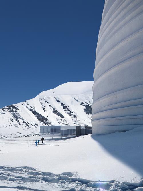 The adjacent entrance building is a conventional cuboid that is raised off the ground on stilts / Snøhetta
