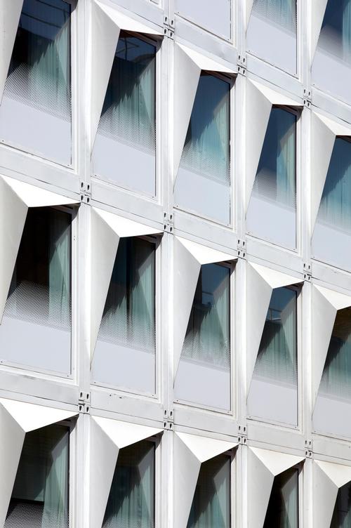 The appearance of the façade changes when viewed from different angles / Edmund Sumner