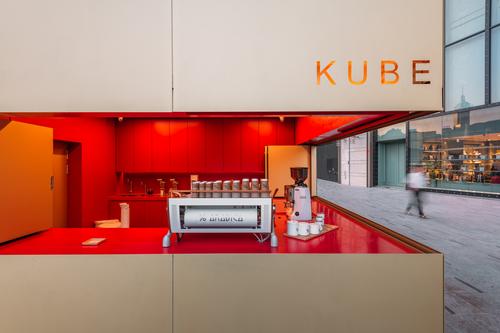 Kube is located outside Hong Kong's K11 Musea / Kevin Mak