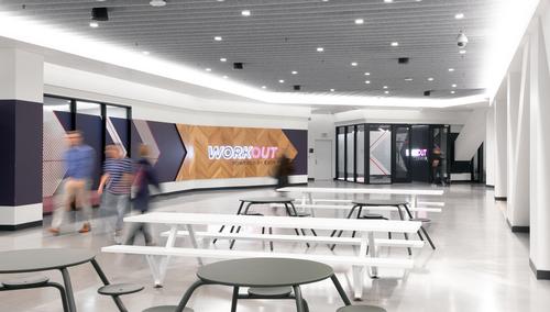 Window and wall graphics in the shape of chevrons guide visitors around the facility / Rafael Soldi