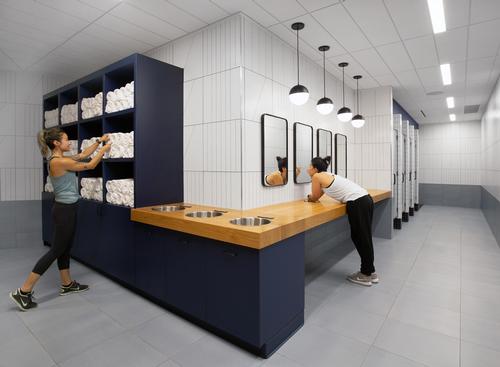 There are carefully integrated lights and black lockers, shower doors and mirror frames / Rafael Soldi