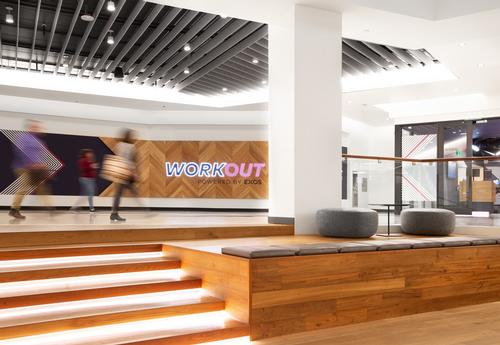 There are cushioned seating areas in the foyer where visitors can meet and wait / Rafael Soldi