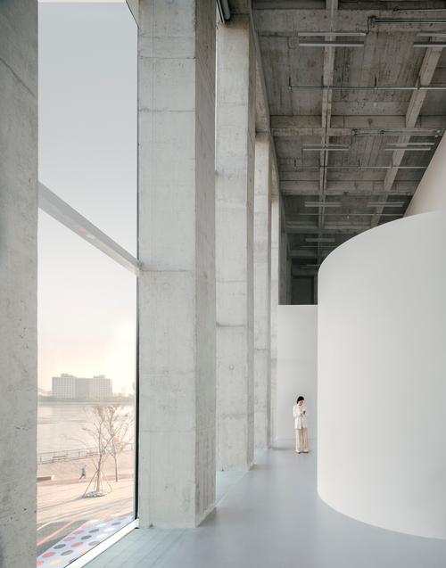The building is designed to respond to the openness of its site / Simon Menges