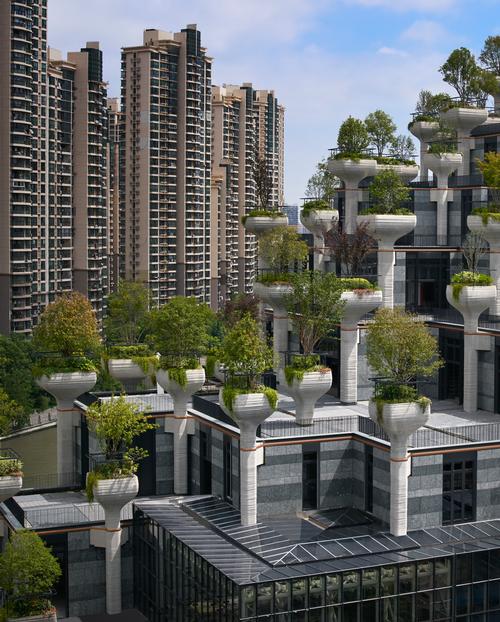 The building's edges are lowered to minimise its impact on the surrounding area / Qingyan Zhu