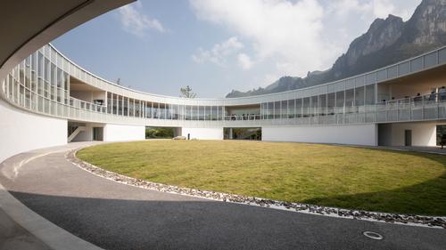 At the centre of the ring is a central outdoor courtyard that can be entered via the gaps in the building / Gao Tianxia
