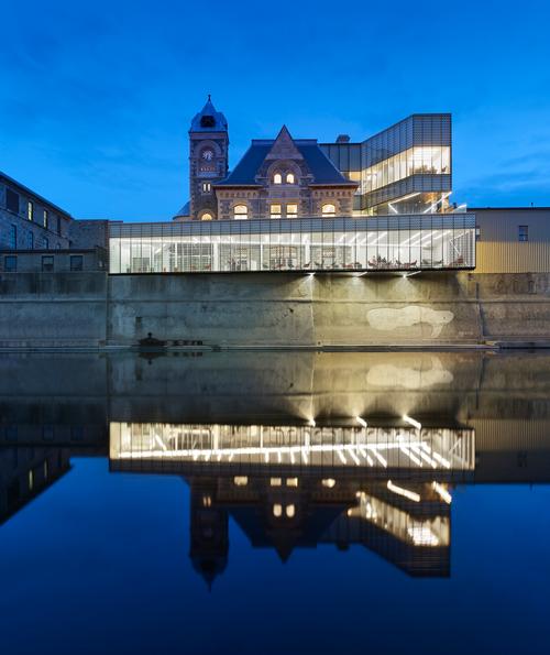 Floor-to-ceiling glazing allows views into the building, making the facility more approachable / Tom Arban