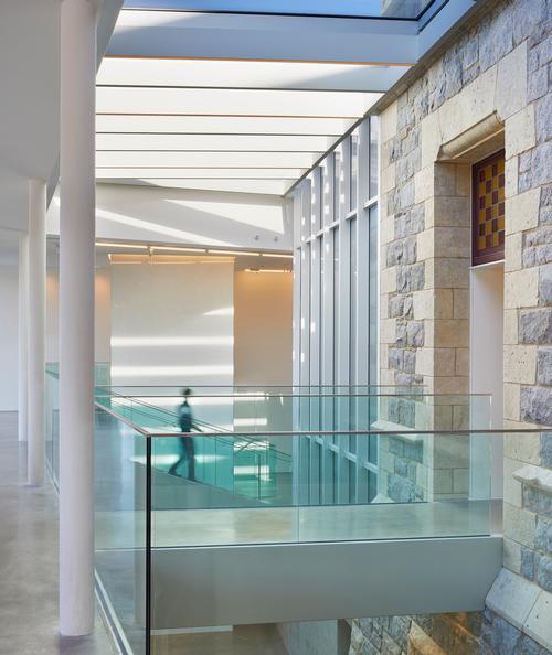 Original window openings have been converted to provide access between the new pavilion and the old structure / Tom Arban