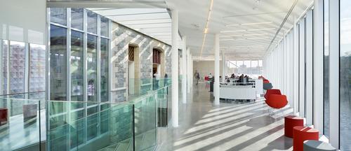 The new glazed volumes allow plenty of natural light into the building / Tom Arban