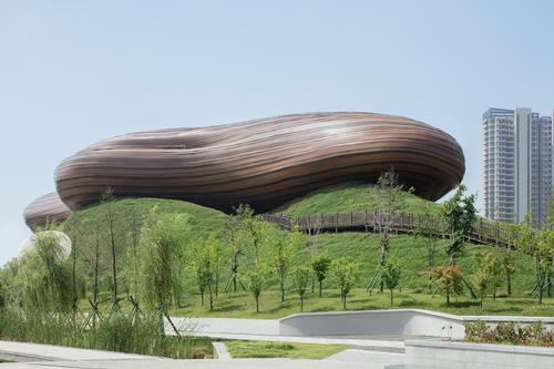 It is designed to give the appearance of floating on top of the hill / Xia Zhi