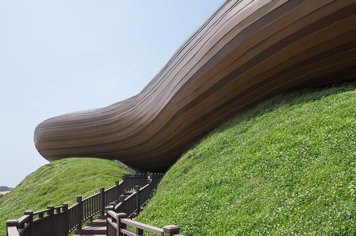 There are wooden pathways that lead visitors up the hill and underneath the upper volume of the museum / Xia Zhi
