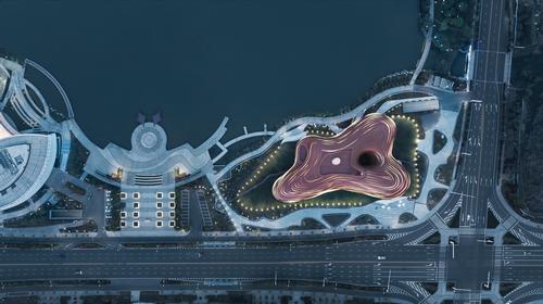 The building is aimed at acting as a connection between the new urban area and nature / Hou Bo Wen