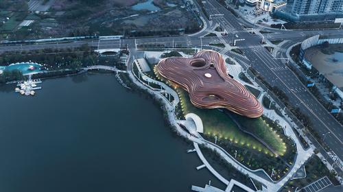 The museum is located next to a lake within a public park / Hou Bo Wen