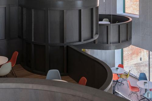 The bar comprises the two spaces with very different heritages / Laurian Ghinitoiu