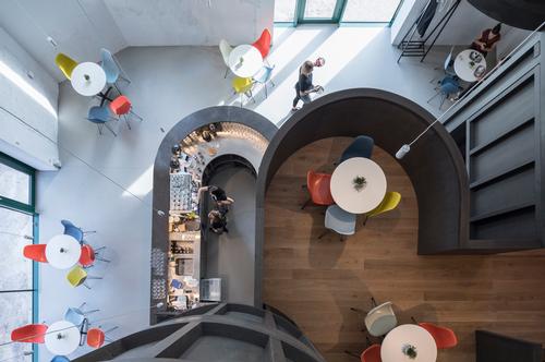 The volumes have been used to create places for people to sit / Laurian Ghinitoiu