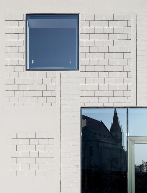 Windows have also been added in different places to provide views of the surroundings / Alex Shoots Buildings