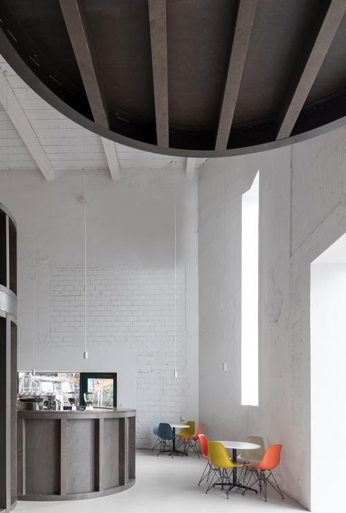 Large windows allow the space to be filled with natural light / Alex Shoots Buildings