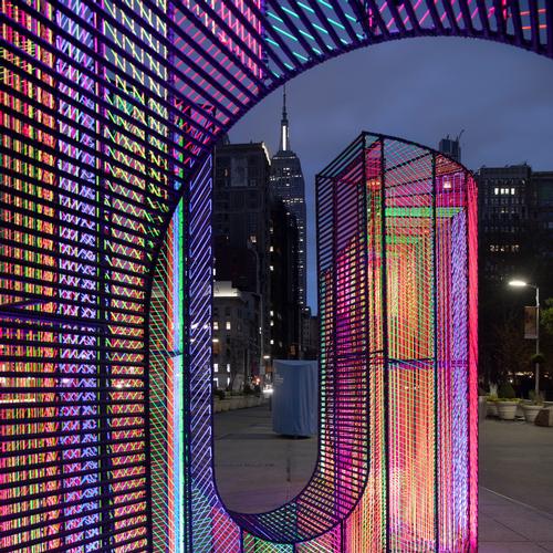 The lightweight installation is constructed from painted rebar / Hou de Sousa