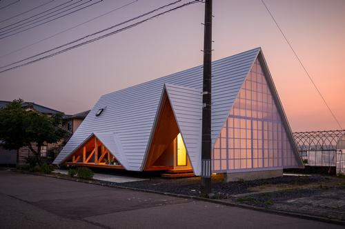 the structure is based on a simple tent-like triangular shape / Isamu Murai