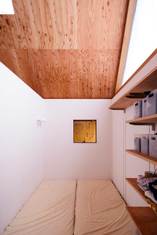 There are compact spaces tucked away for sleeping, relaxing and working / Isamu Murai