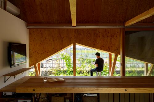The indoor-outdoor spaces can be used for impromptu chats with passing neighbours, get-togethers and events that spill out from the house / Isamu Murai