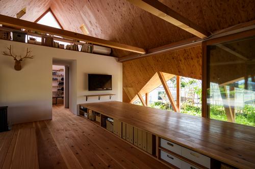 A single large, open space is the main space within the house / Isamu Murai