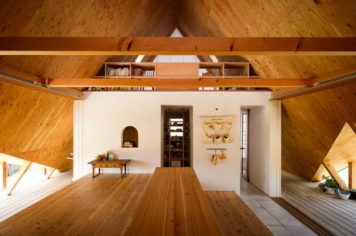 The large interior space is designed to be adaptable / Isamu Murai