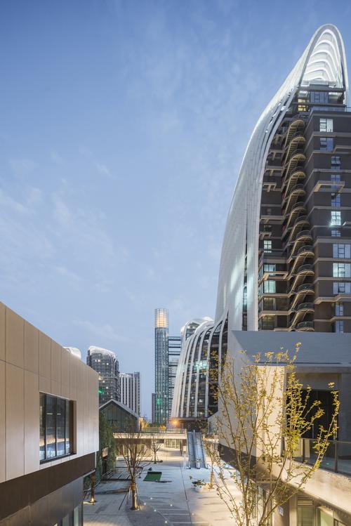 White, curved glass louvres are reminiscent of waterfalls / CreatAR Images