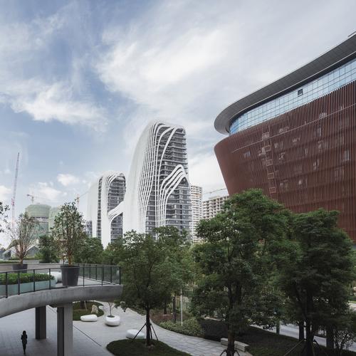 A mix of low-rise buildings are connected by footbridges and elevated pathways / CreatAR Images