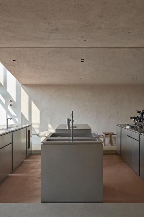 Stainless steel bars and sinks emulate water troughs / Oculis Project