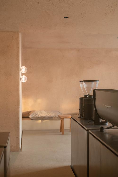 The architects explored the function and design of a horse stall / Oculis Project