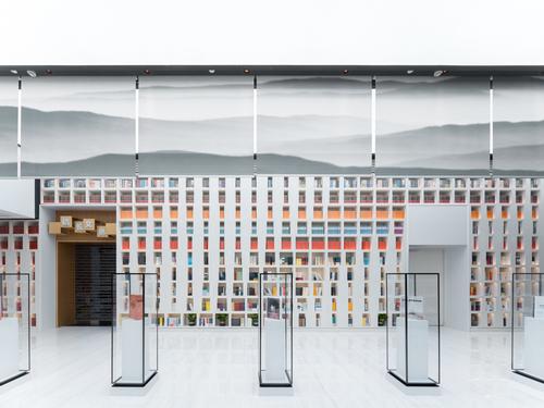 Diagonal forms are drawn through into the design of the bookshelves in the lecture hall / CreatAR Images