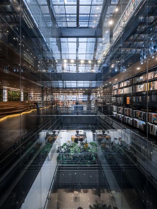 Planting areas on each floor give a sense of wellbeing and vitality within the space / CreatAR Images