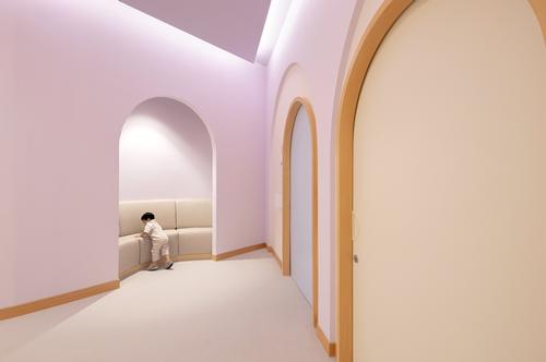 The subsequent design is based on the philosophy that 'playing is healing' and the 'children's dimension' as the key concept / Ketsiree Wongwan