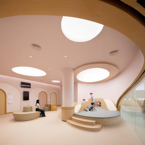 The use of indirect light throughout ensures the young patients aren't made uncomfortable by excessive brightness / Ketsiree Wongwan