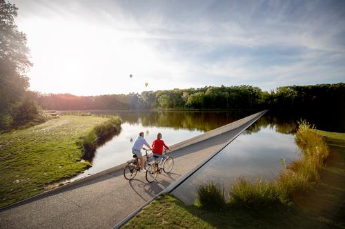 The path allows cyclists to see, smell and even reach out to touch the water / VisitLimburg.be