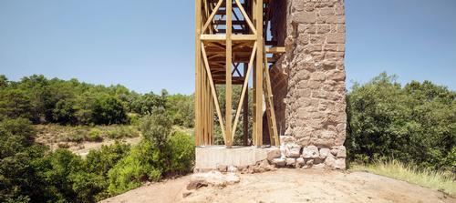 The timber frame acts like scaffolding to provide structural support / Carles Enrich Studio