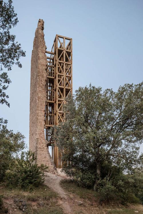 Only one full face of the lookout tower is still standing / Carles Enrich Studio